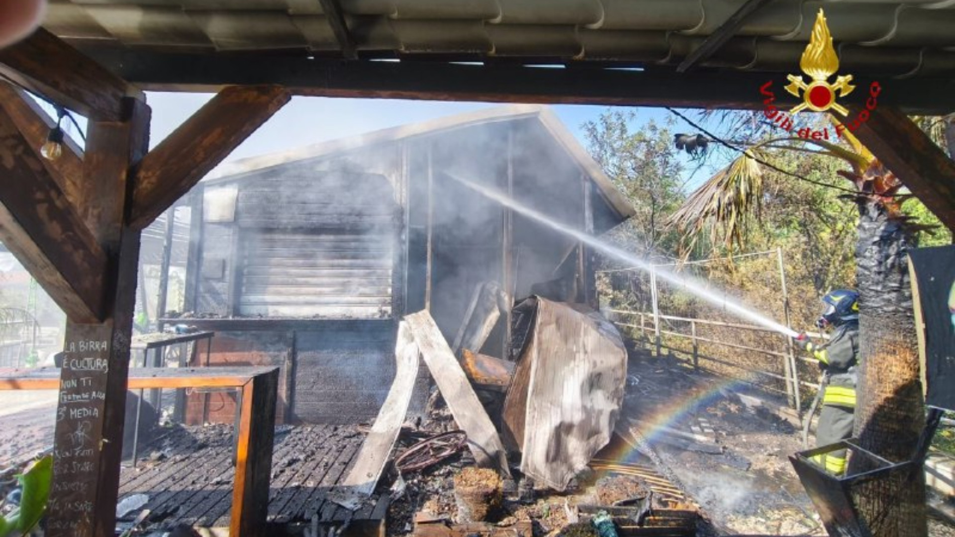 Paura a Policoro, distrutto dalle fiamme il Club 86