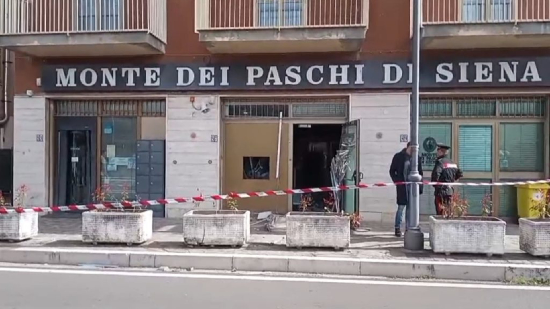 Baragiano Scalo, assalto allo sportello bancomat