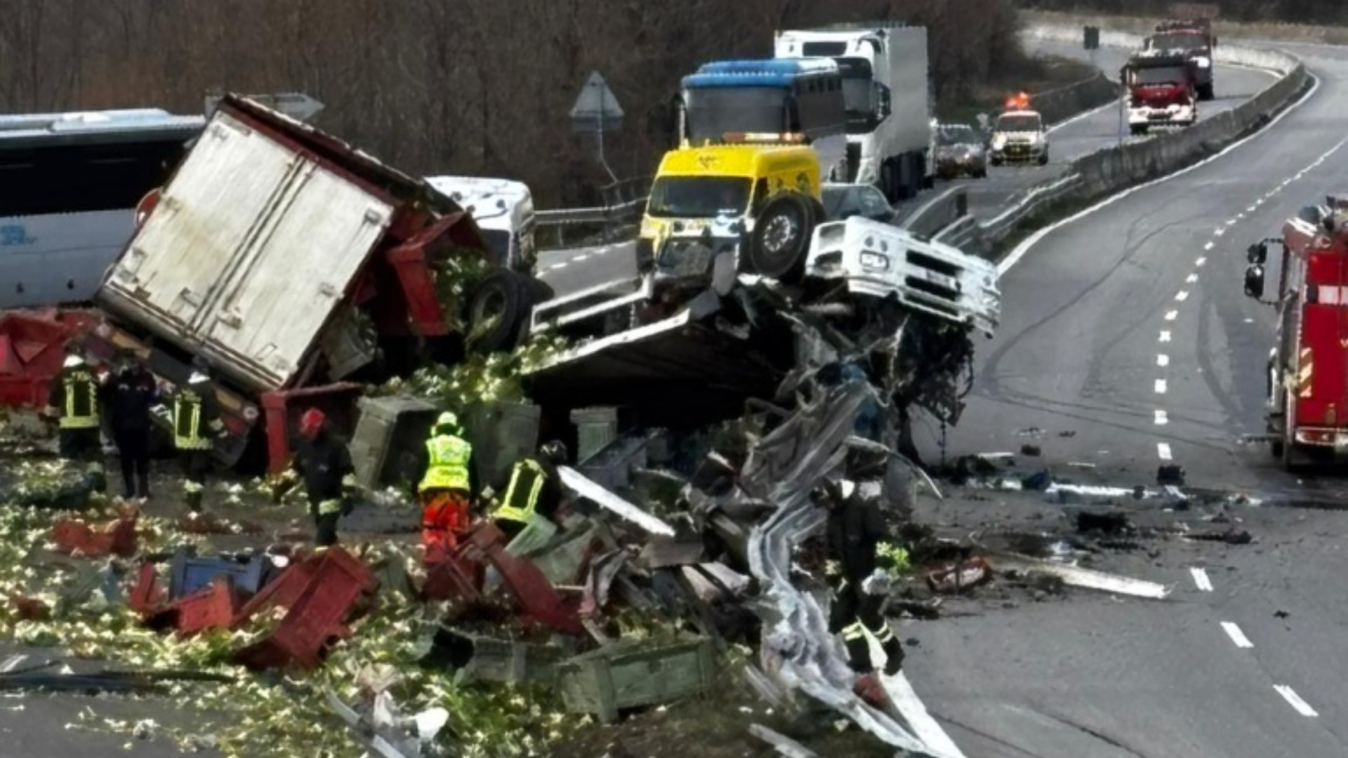 Camion carico di frutta si ribalta: perde la vita l’autista