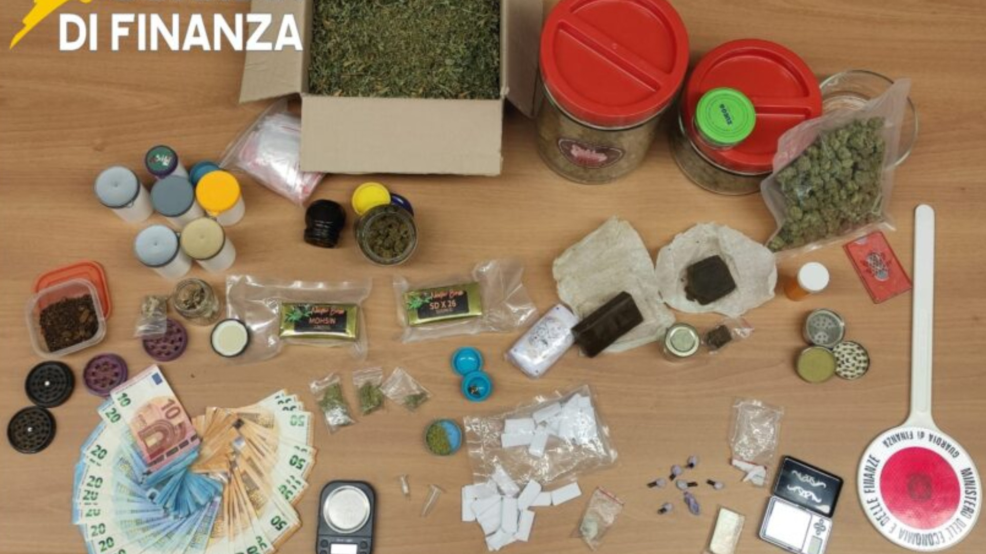 Matera, scoperto un “bazar” della droga in casa di un 26enne