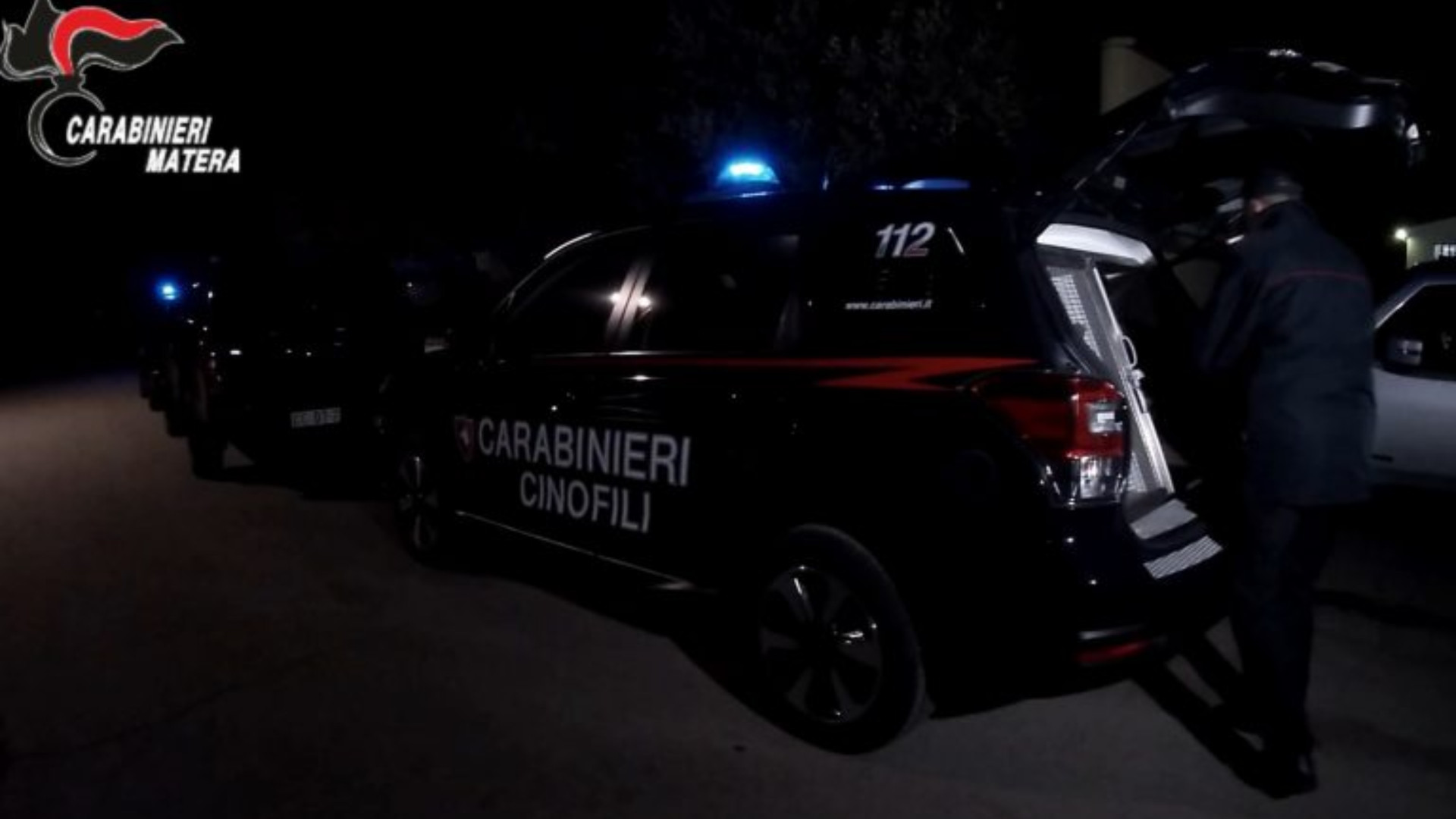 Picchiato e rinchiuso nel cofano per un debito di droga