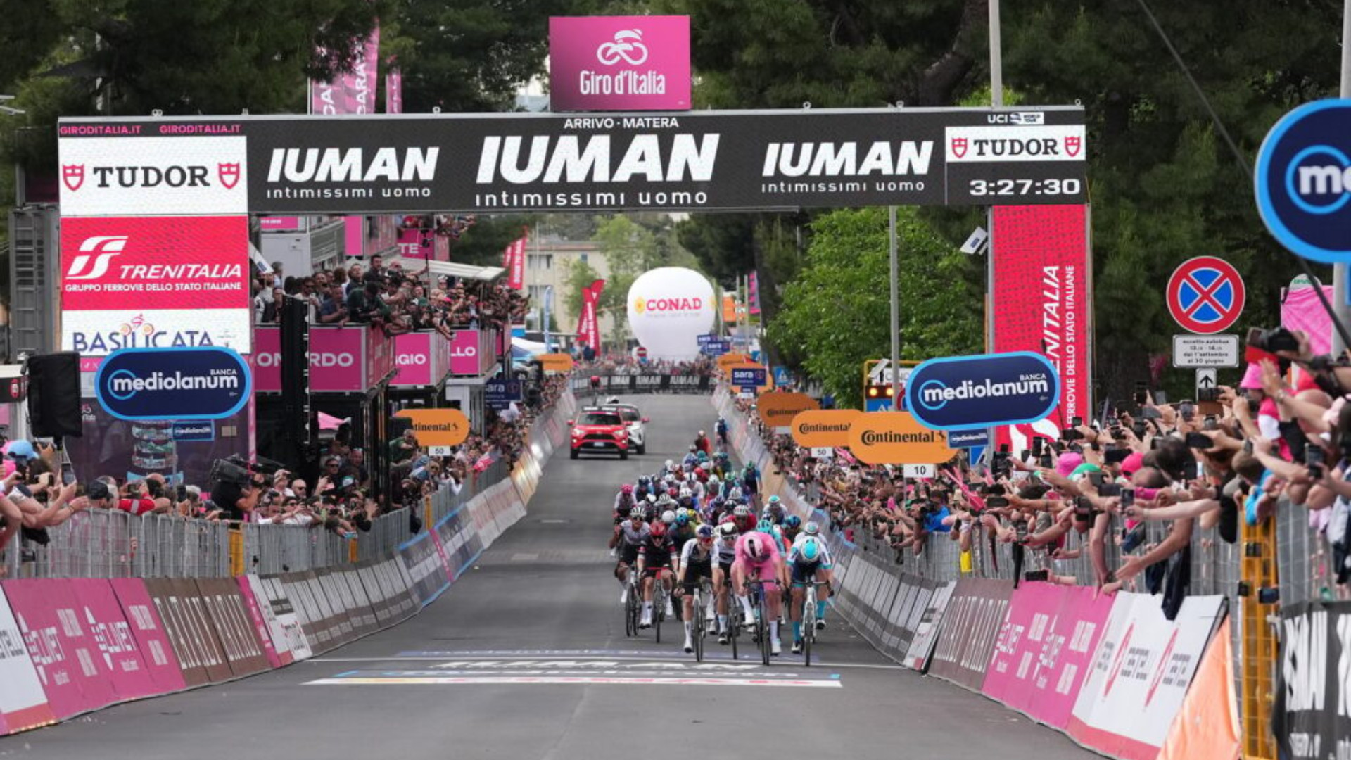 Giro d’Italia, la maglia rosa trionfa sul traguardo di Matera