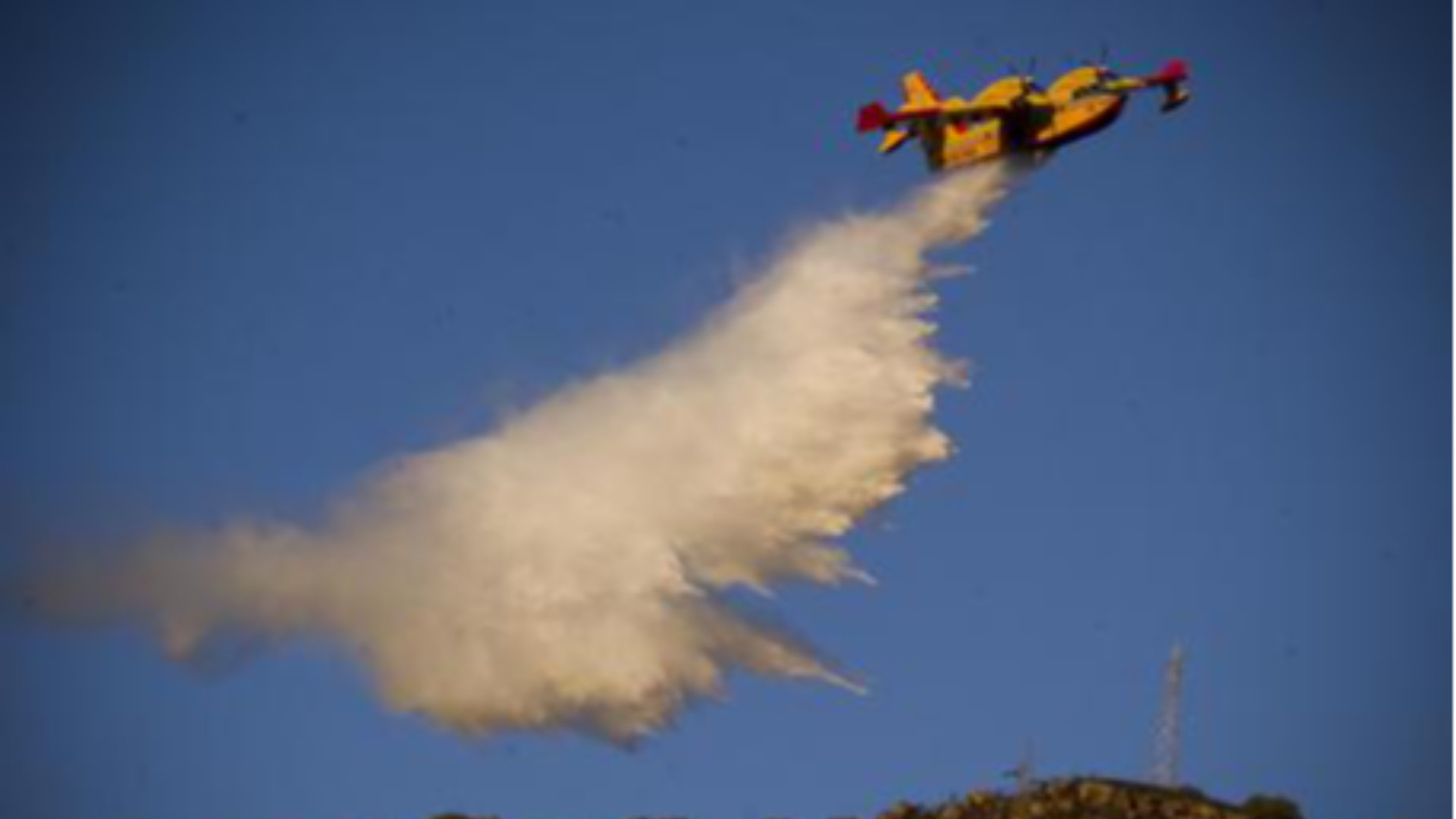 Bernalda, i vigili del fuoco domano un vasto rogo