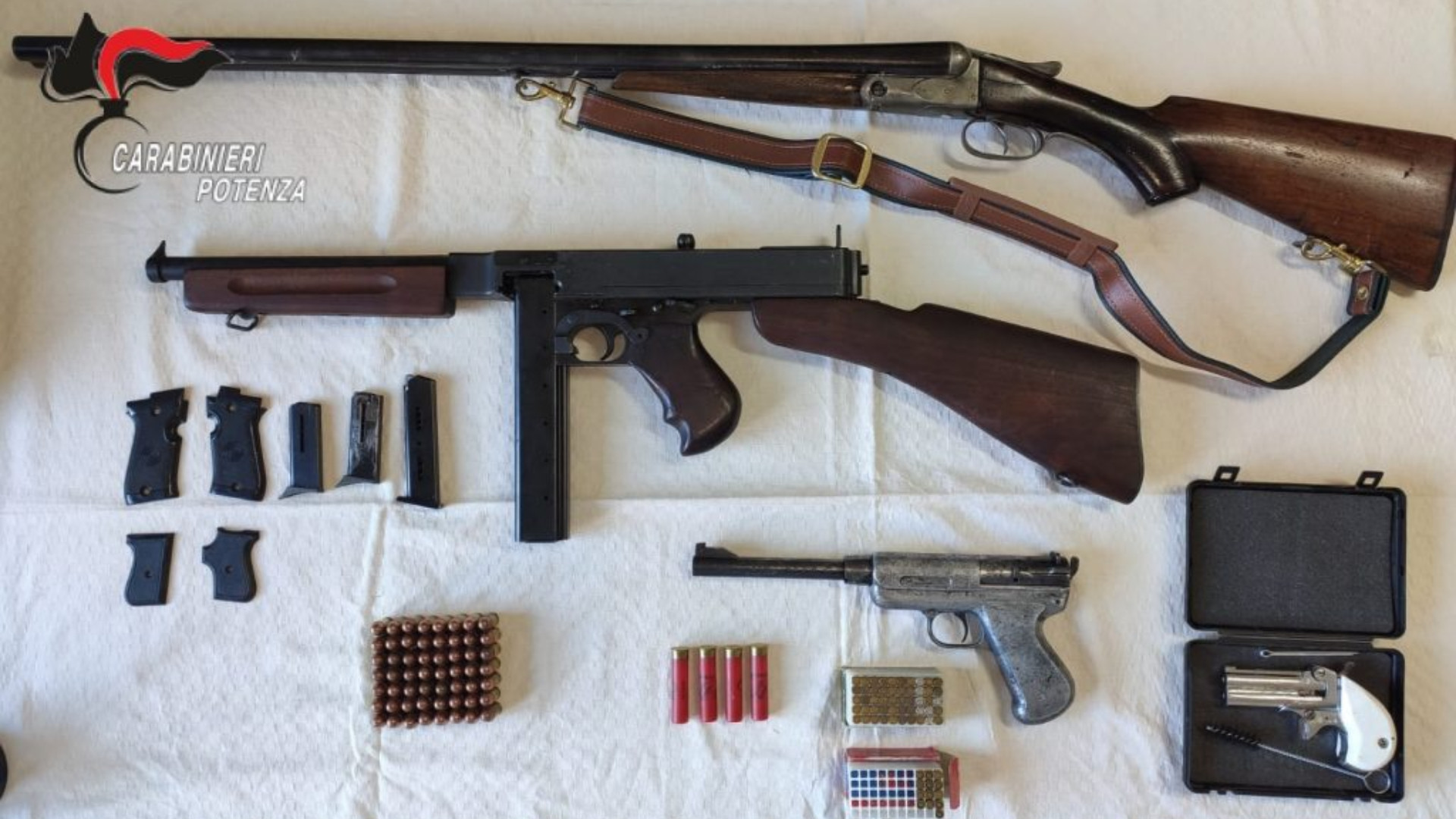 Importava e vendeva armi da guerra, arrestato