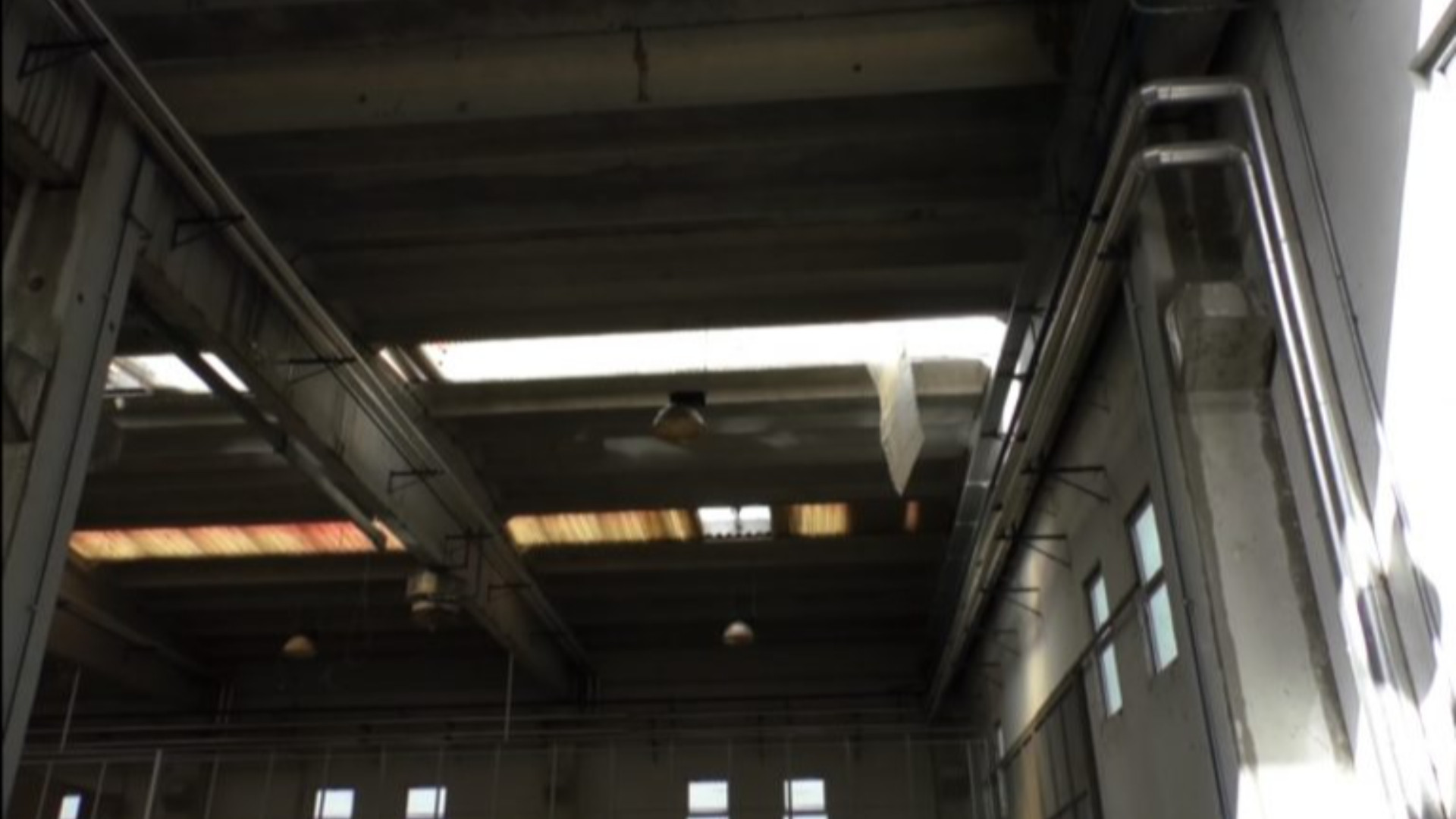 Operaio cade da un capannone e muore