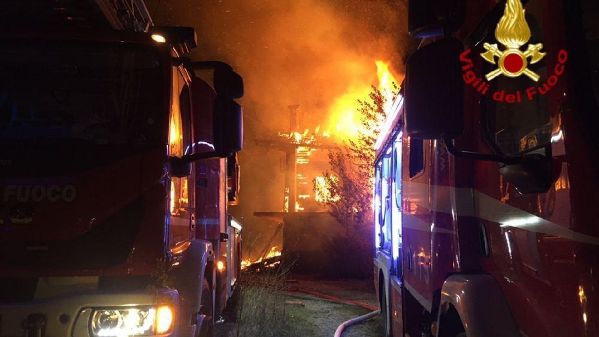 Picerno, abitazione a due piani in fiamme: nessun ferito