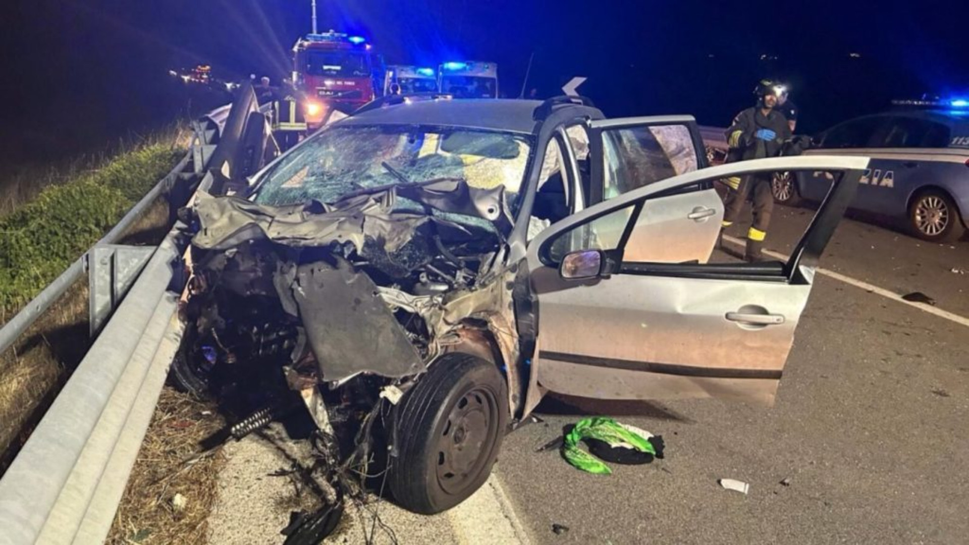 Frontale tra due auto, tre morti