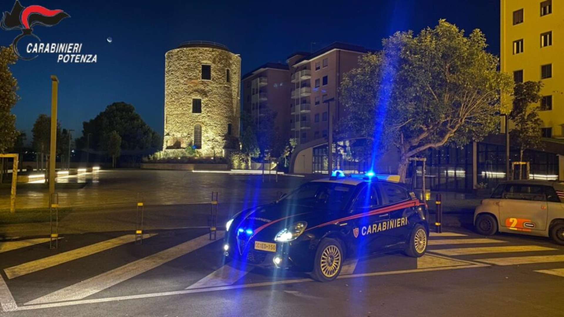 Potenza, si arrampica dal balcone per tentare un furto in abitazione