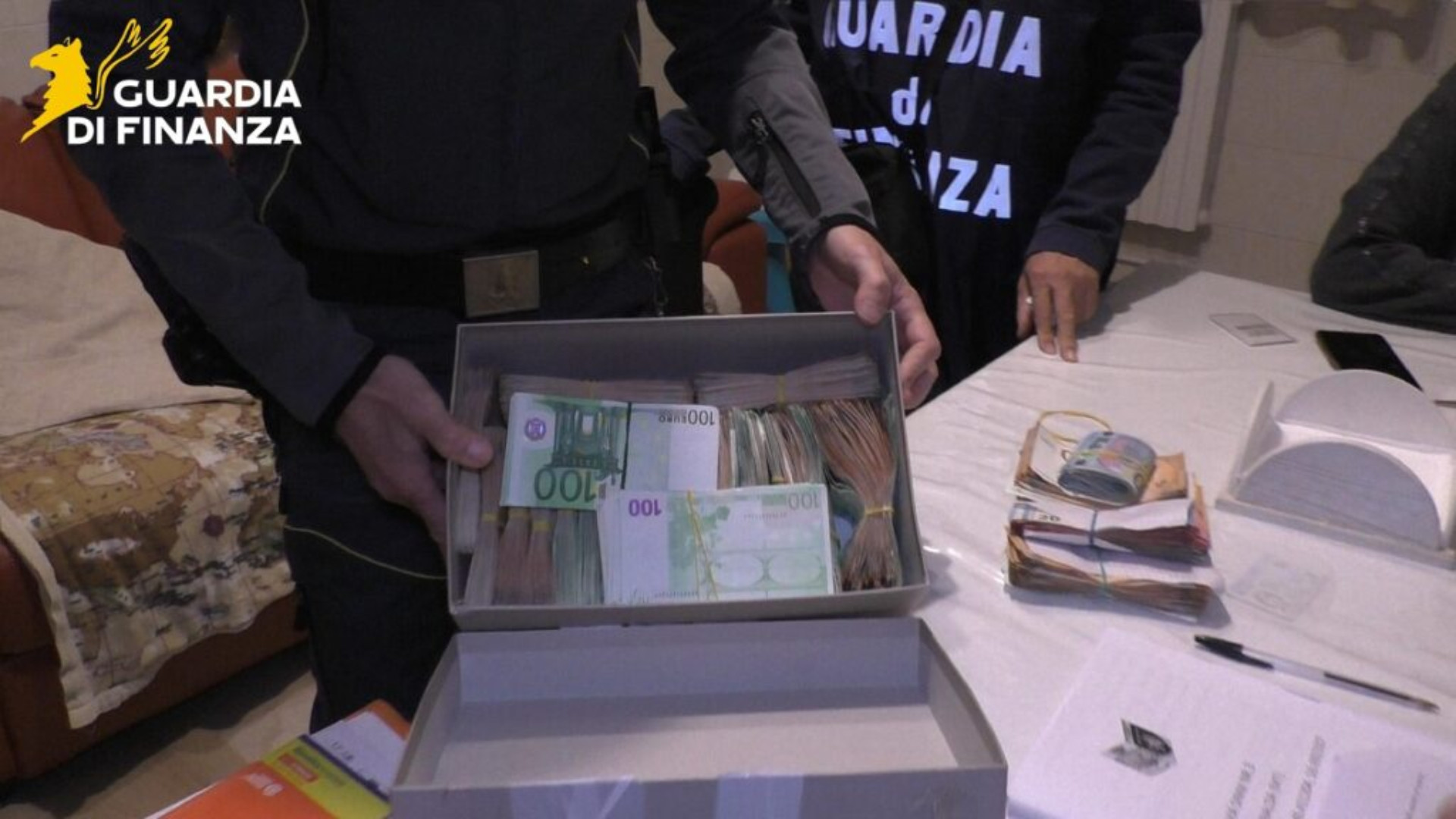 Raggiravano anziani e fragili promettendo finti guadagni