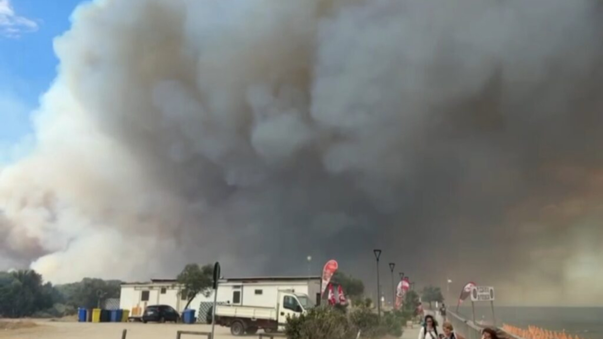 Inferno di fumo e fiamme a Metaponto