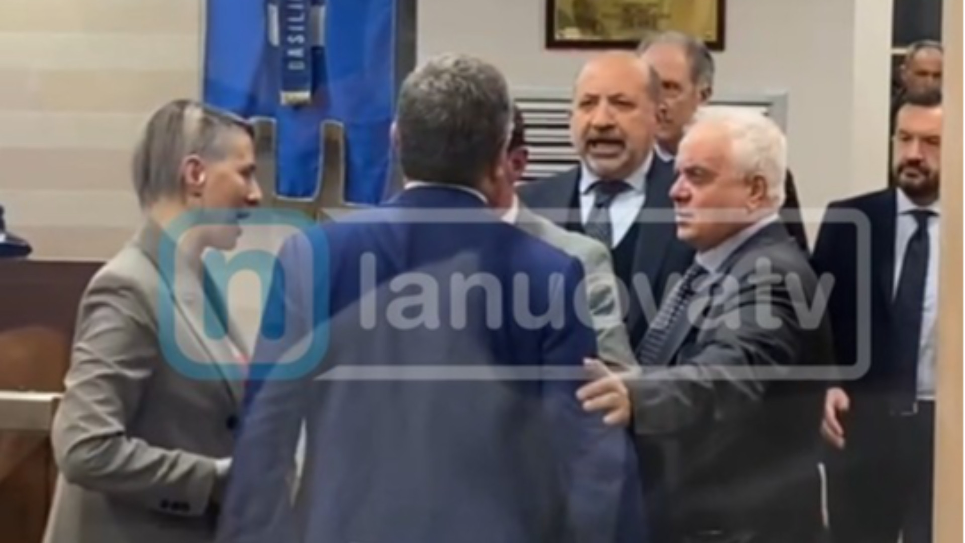 Il Consiglio diventa un ring, sui vitalizi urla e bagarre