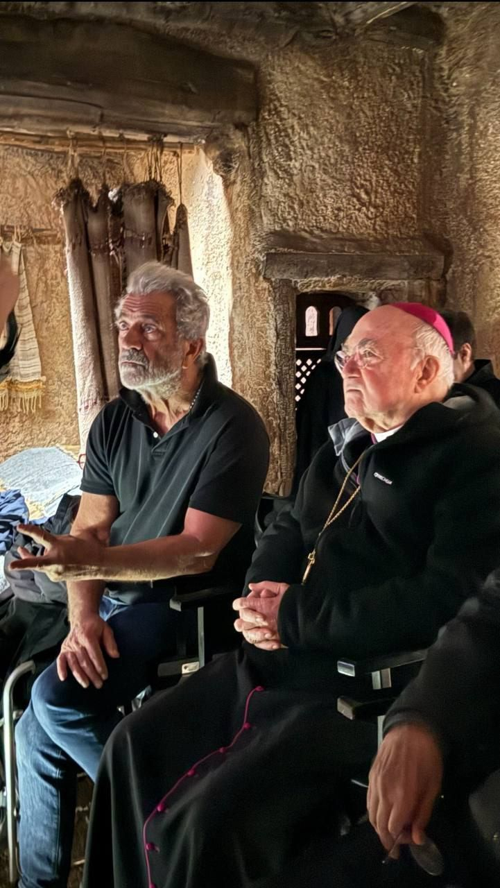 Mel Gibson affiancato dall’ex arcivescovo Carlo Maria Viganò