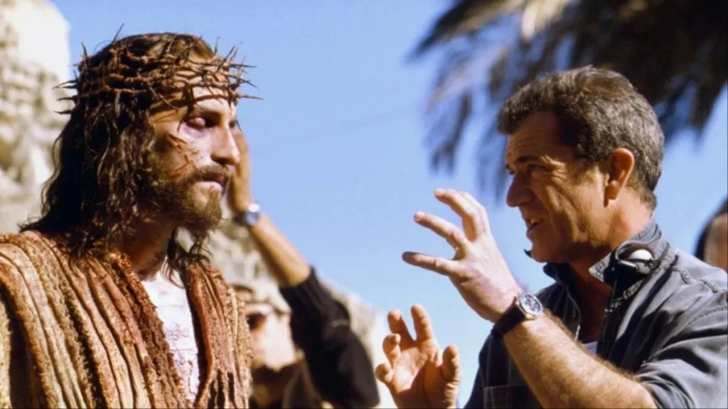Mel Gibson con Jim Caviezel durante le riprese del film "La Passione di Cristo"