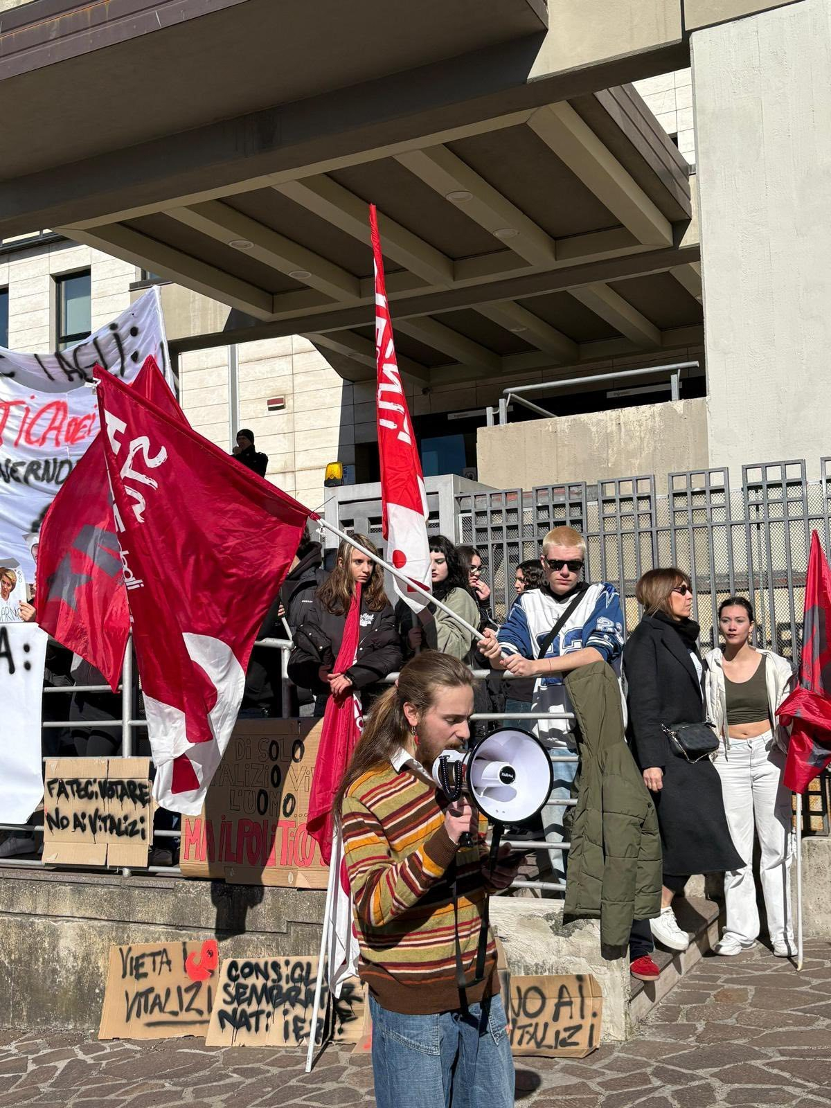 Gli studenti in protesta contro i mini-vitalizi davanti alla Regione