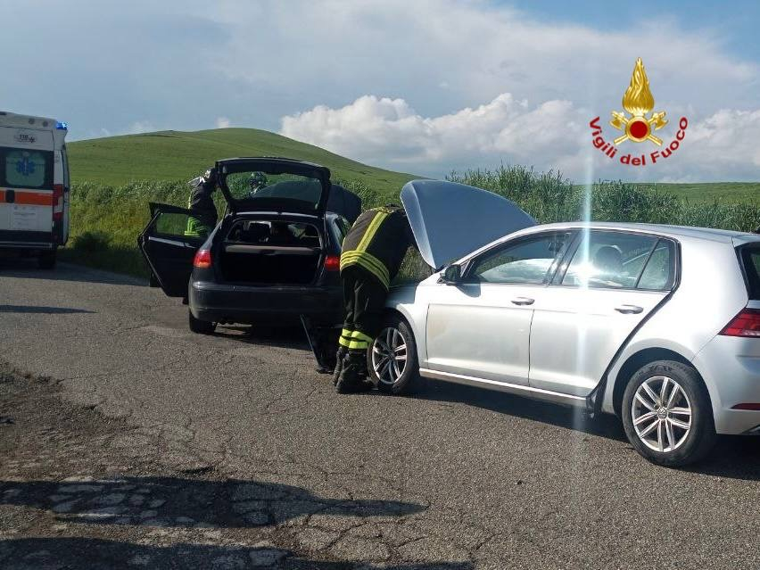 L'impatto tra due auto avvenuto sulla Sp 33 Peuceta