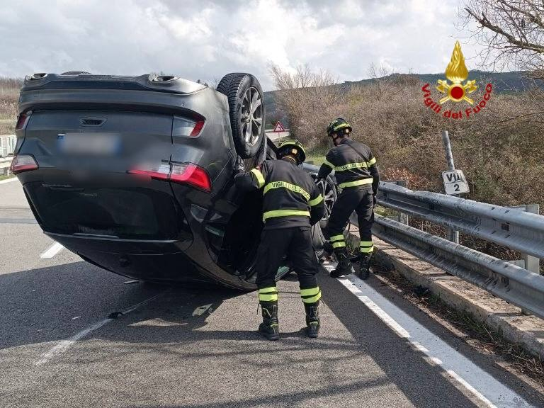 L'auto ribaltatasi sulla Statale 407 in direzione Metaponto