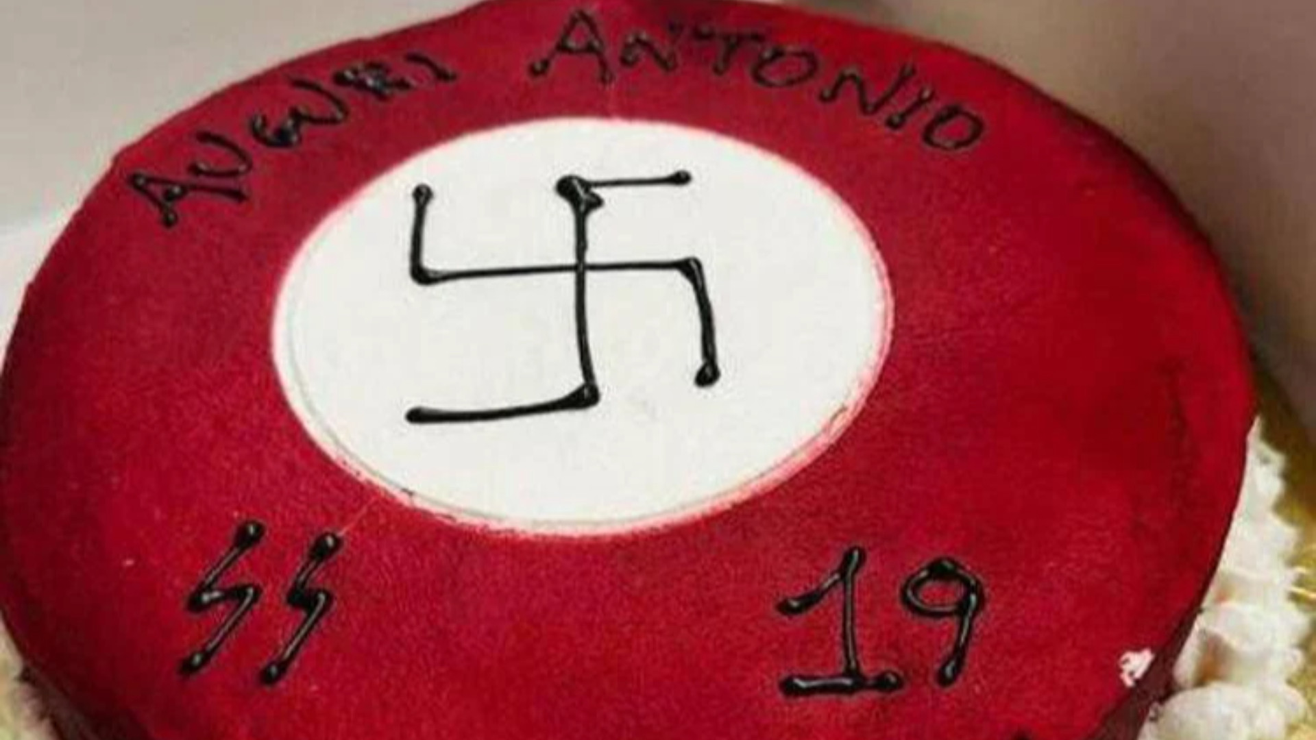 Torta di compleanno con svastica, esplode la polemica