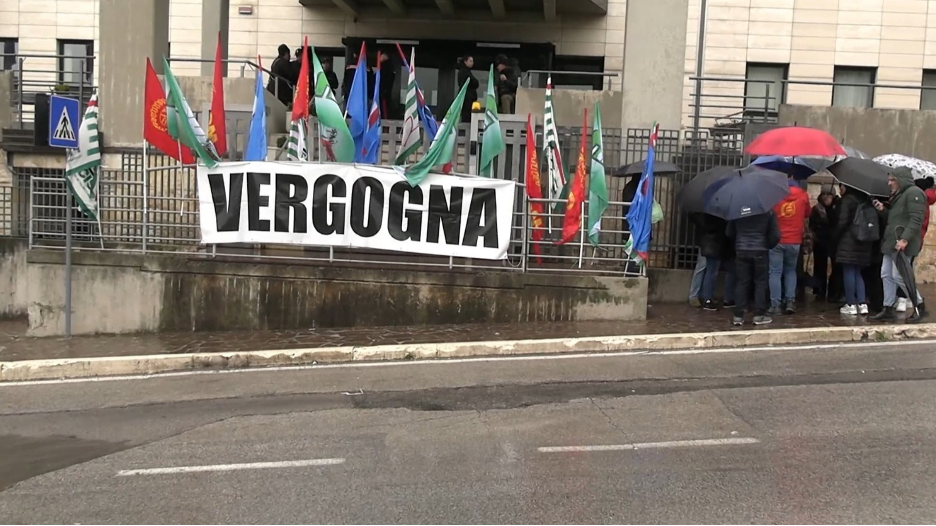 Vertenza Smart Paper, la vergogna continua