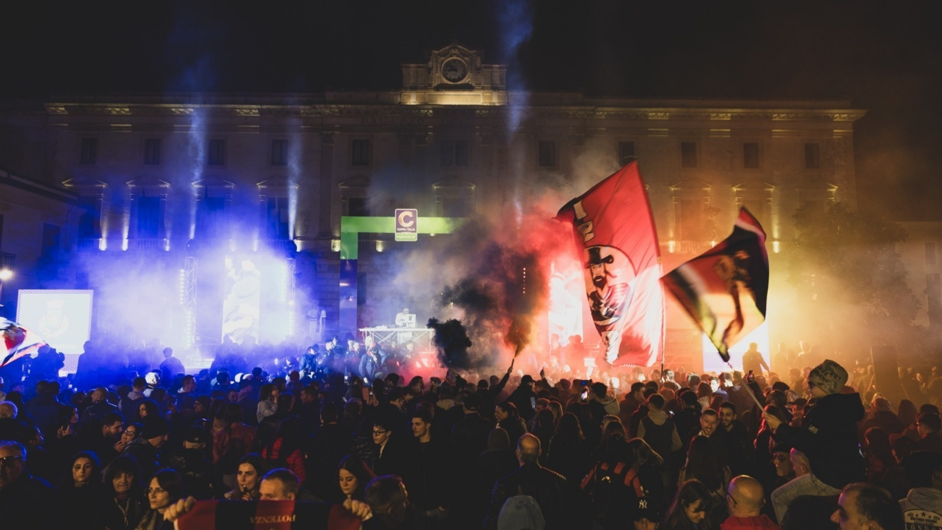Bagno di folla in piazza Mario Pagano per la festa rossoblù