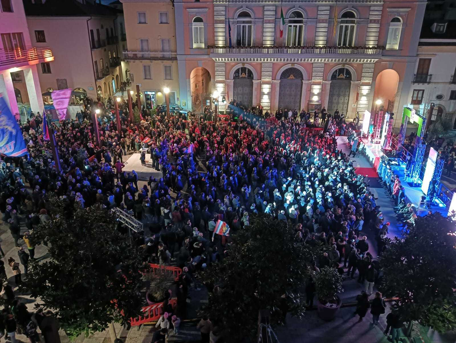 I tanti tifosi accorsi in piazza Mario Pagano