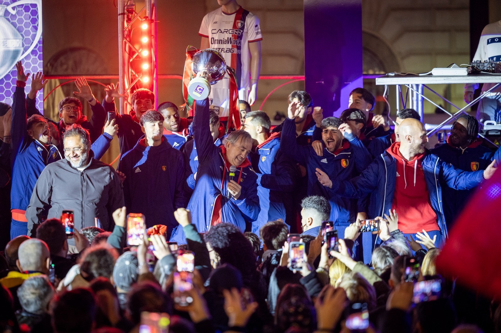 Il presidente Donato Macchia che alza la Coppa
