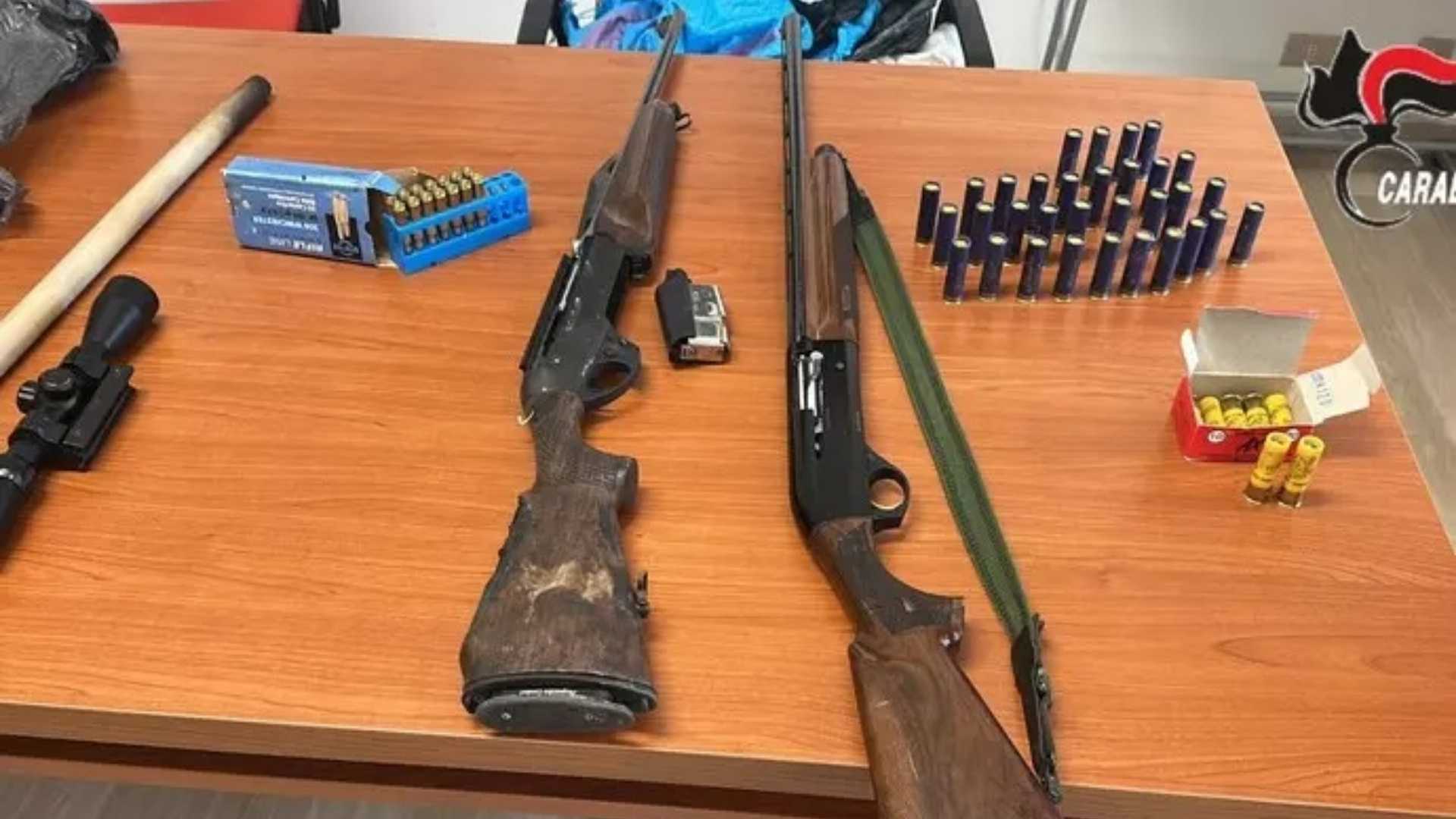 Trasportano armi rubate: due uomini finiscono in manette
