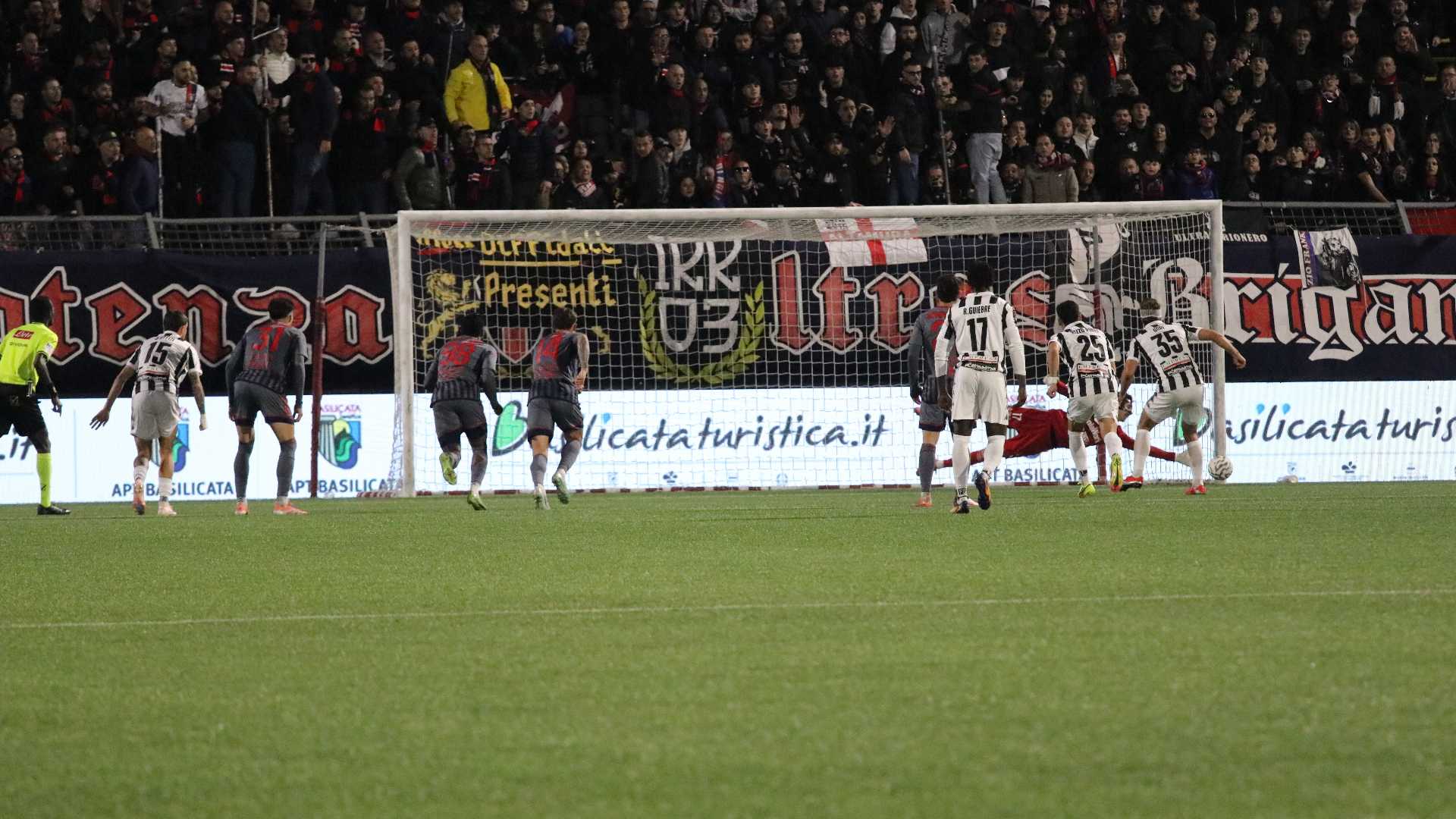 Zero a zero, i leoni restano in gioco