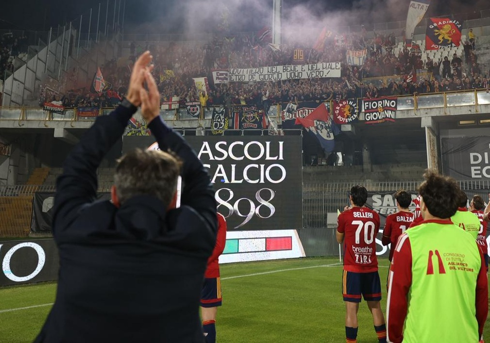 Il tributo ad Ascoli degli ultrà del Potenza a De Giorgio e il suo applauso ai tifosi