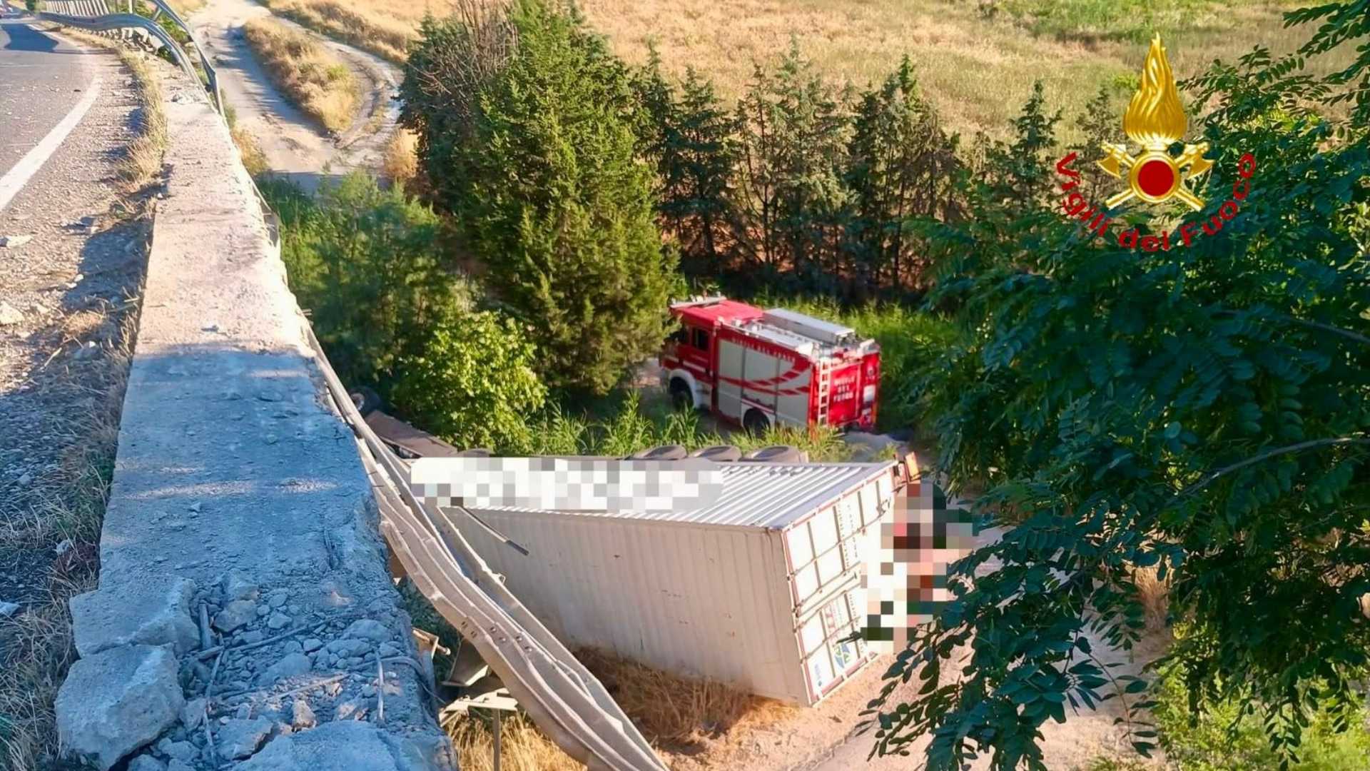 Ennesima tragedia sulla Ss7, muore un autotrasportatore