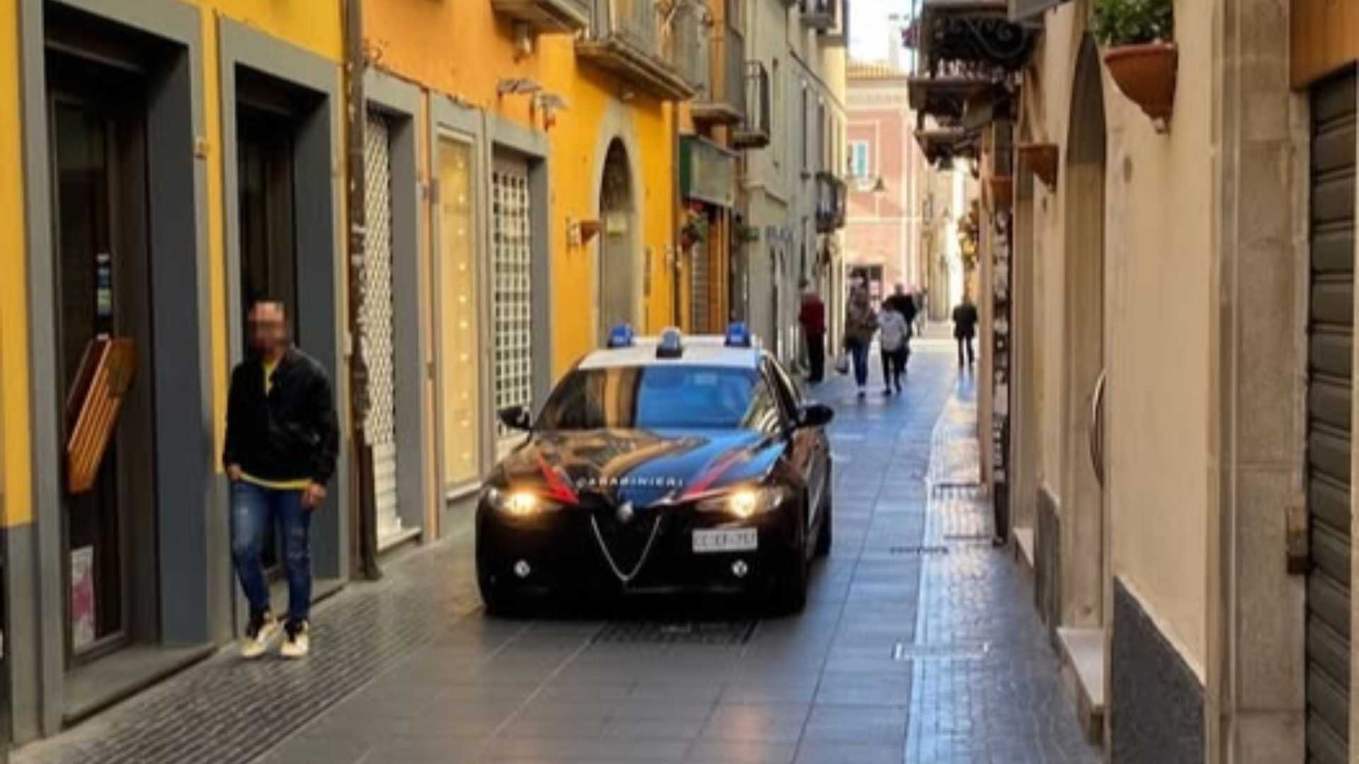 Pitbull contro due giovani per rapinarli. 18enne in manette