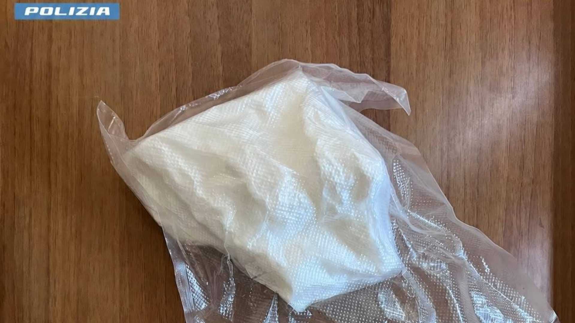 Nascondeva mezzo chilo di cocaina sotto il sedile dell'auto