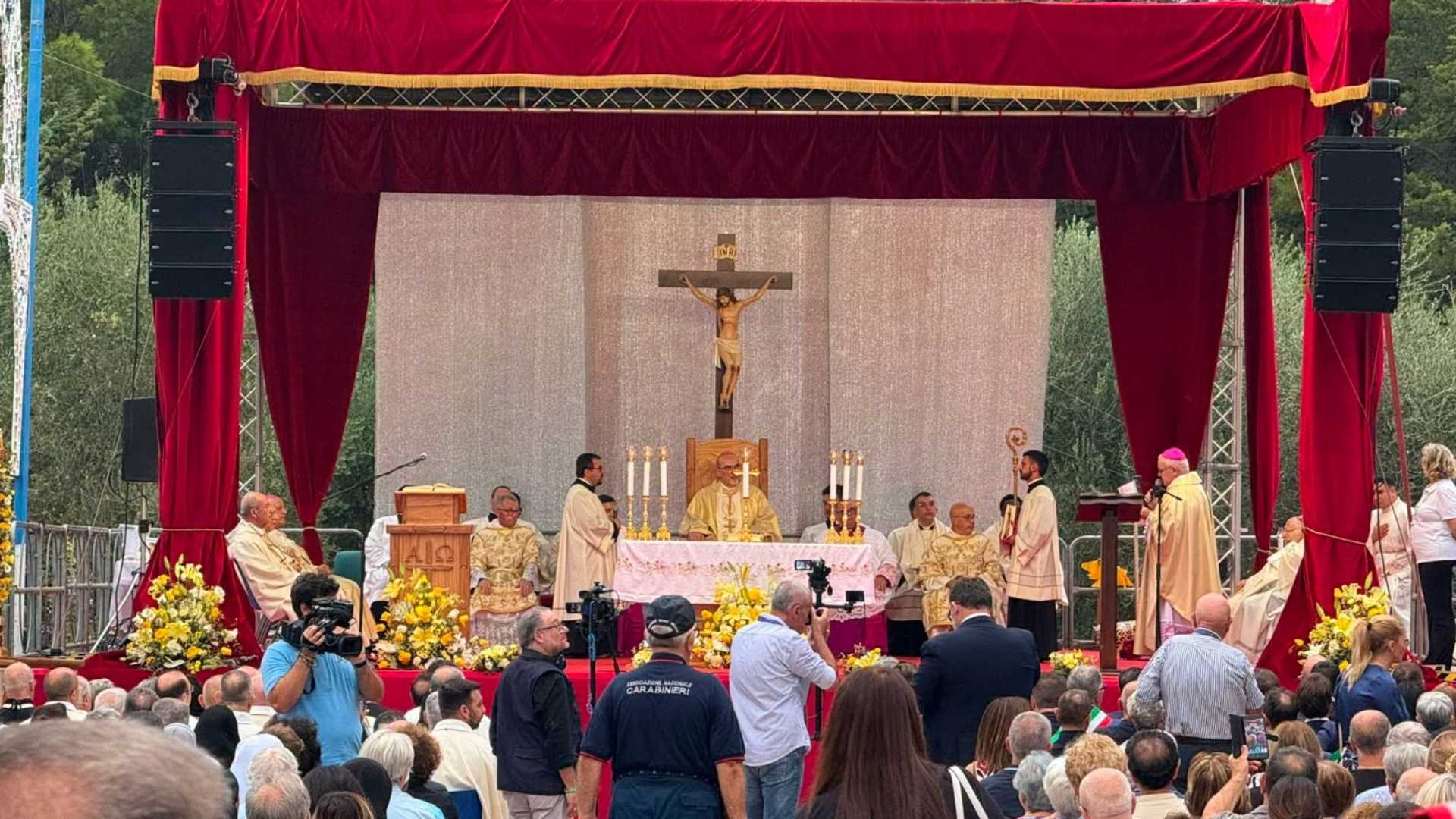 "Dio non entra nella storia con la forza ma chiedendo accoglienza"
