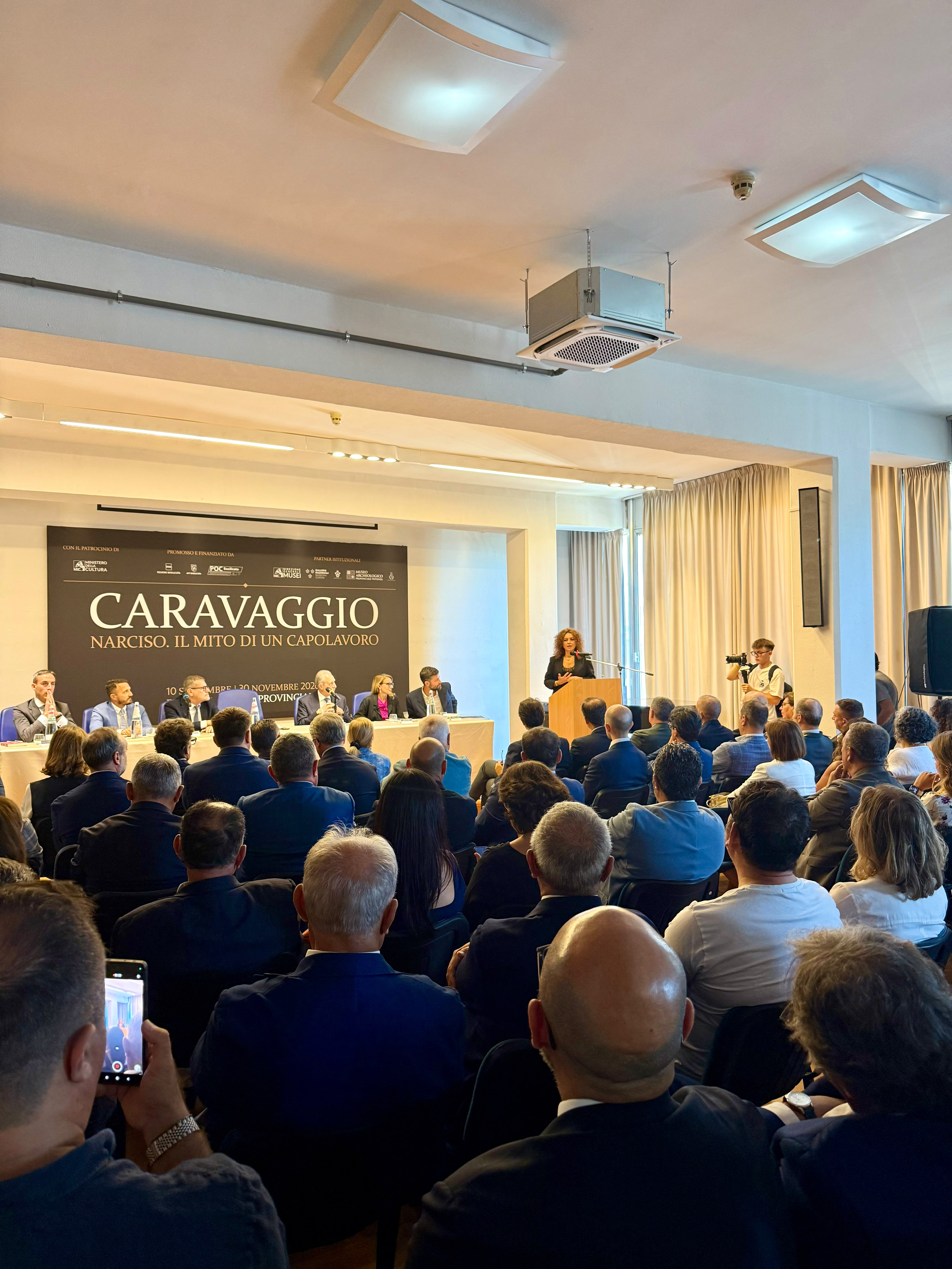 Cerimonia di inaugurazione della mostra dedicata al Narciso