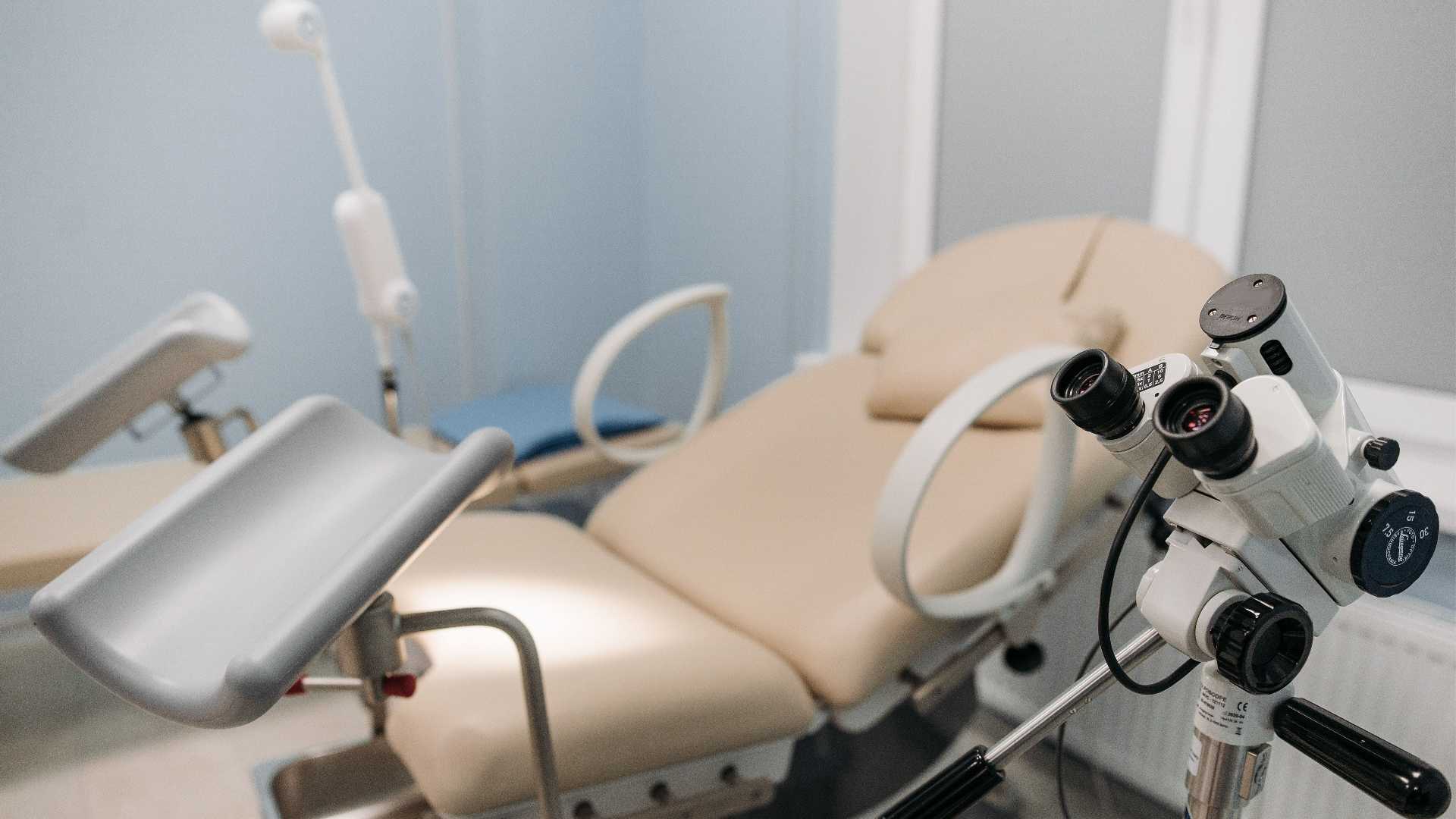 Foto intime dalle pazienti per fare la "diagnosi", falso ginecologo di nuovo a processo