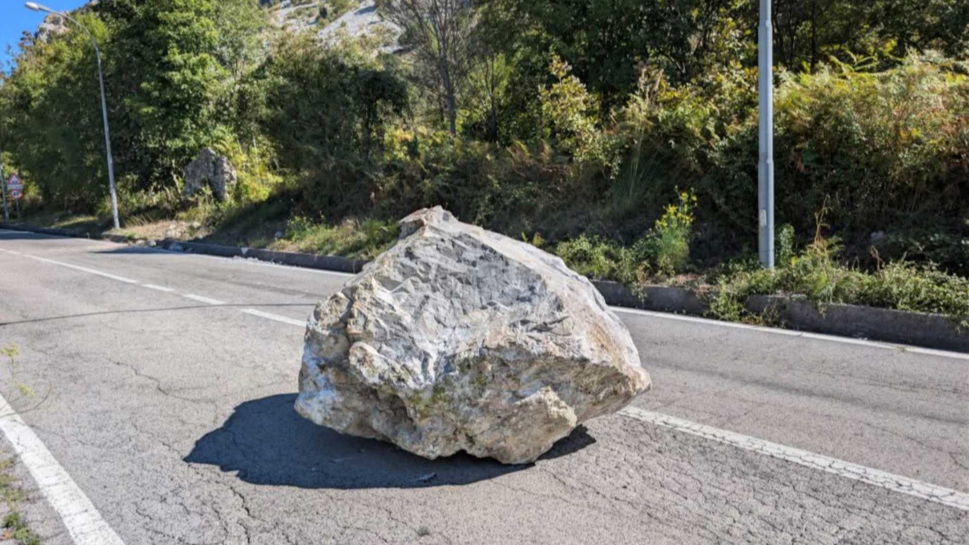Masso sulla sp3 di Maratea, scatta di nuovo l'emergenza
