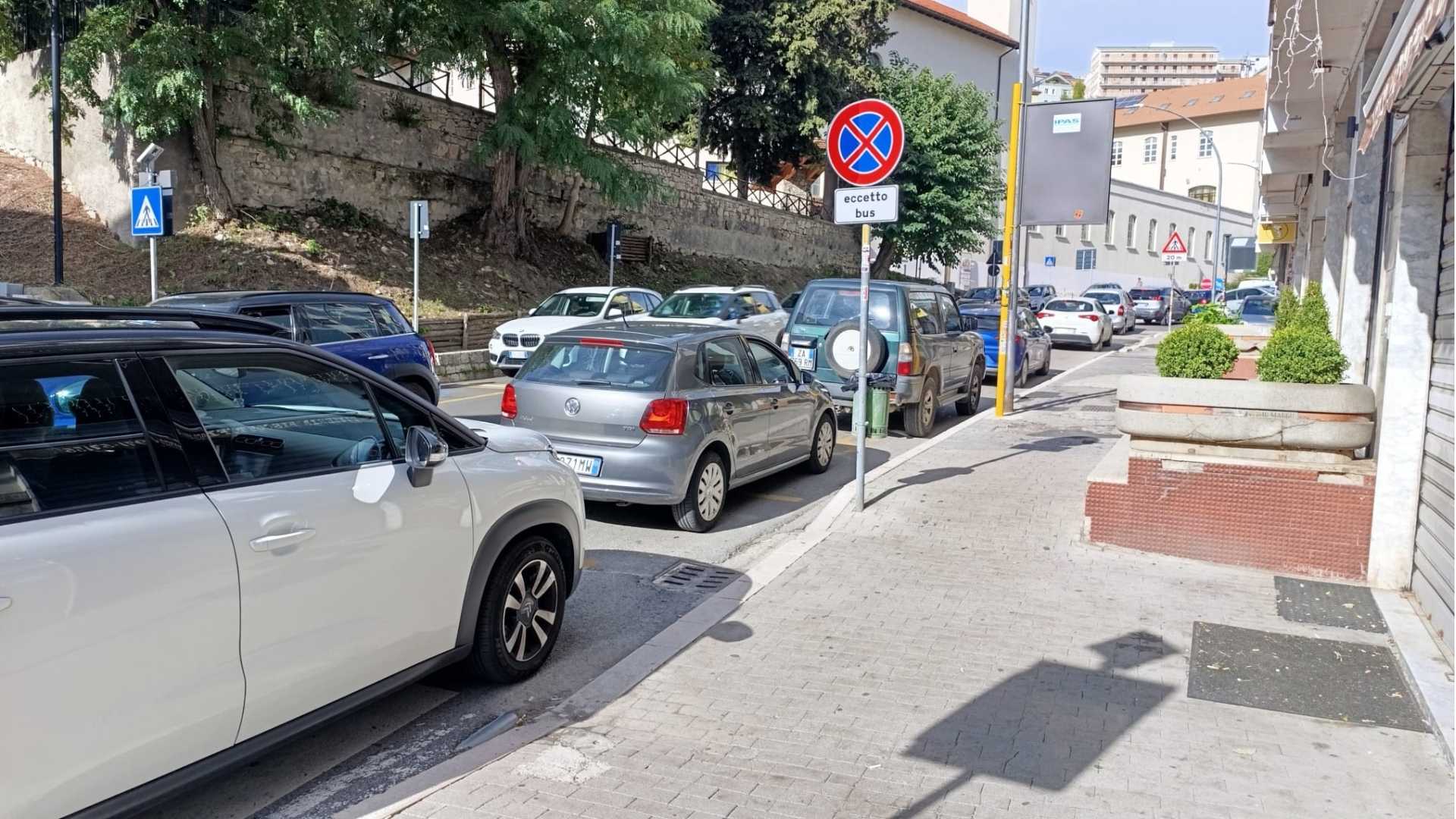 Taranto verso la normalità, ma è sempre caos carburante: tutti in coda per il pieno