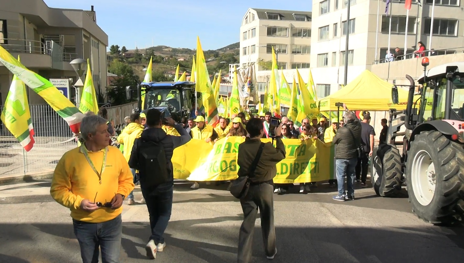 La protesta sotto il palazzo della Regione a Potenza